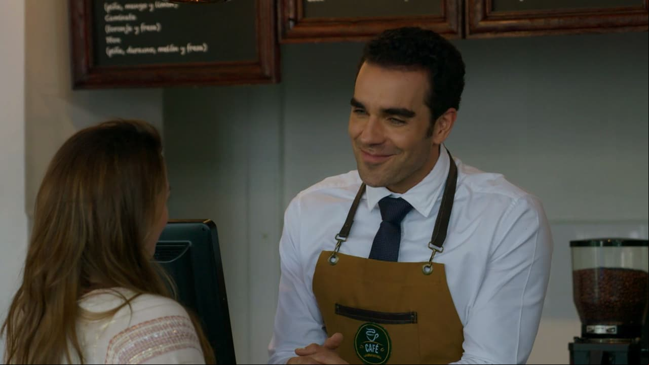 Al día siguiente, Rogelio sorprende a Paula al atenderla en la cafetería.