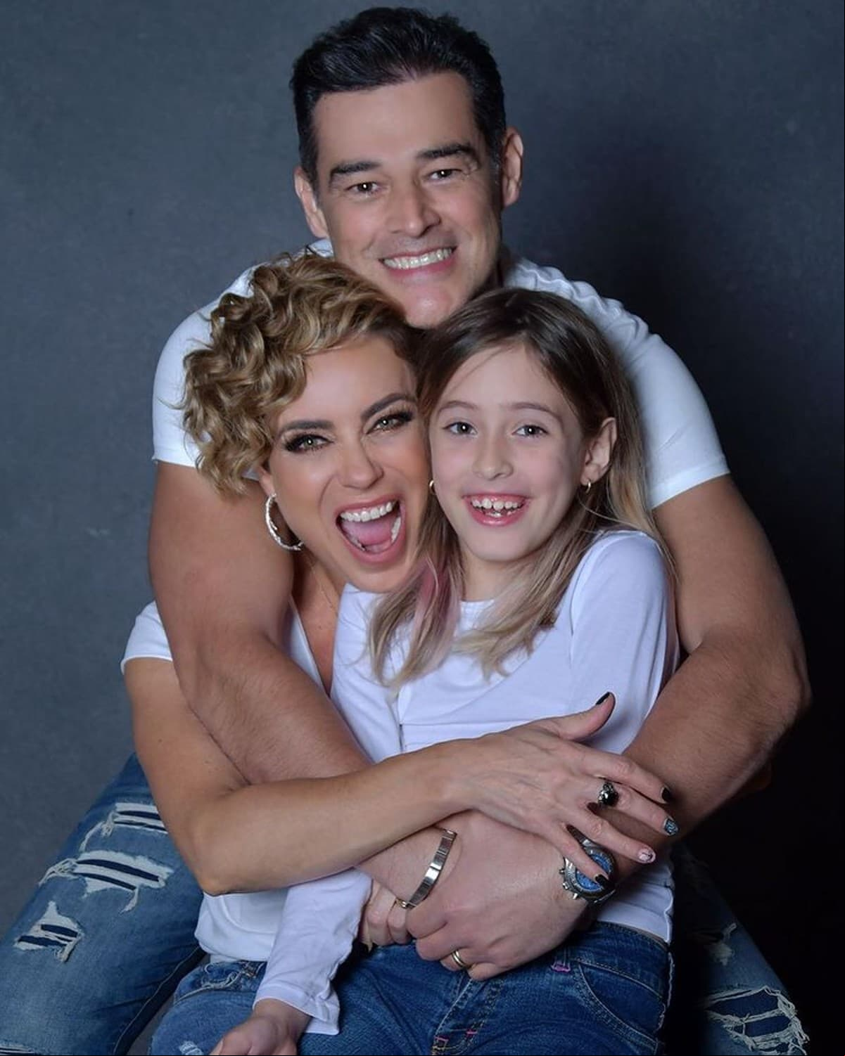 Desde que Carmen Muñoz conoció a Juan Ángel Esparza, el villano de telenovelas se convirtió en una de las personas más importantes para la conductora. ¡Conoce en fotos al esposo de la originaria de Lagos de Moreno, Jalisco!