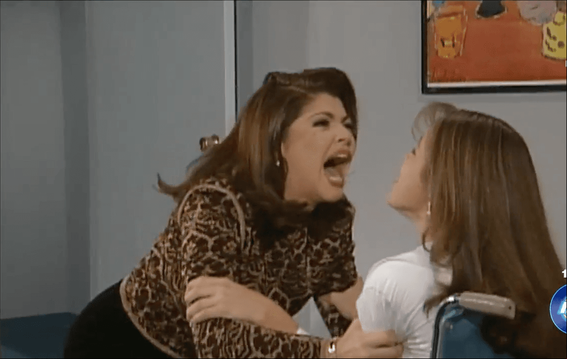 Itatí Cantoral recrea escena con la ‘maldita lisiada’ y provoca risas