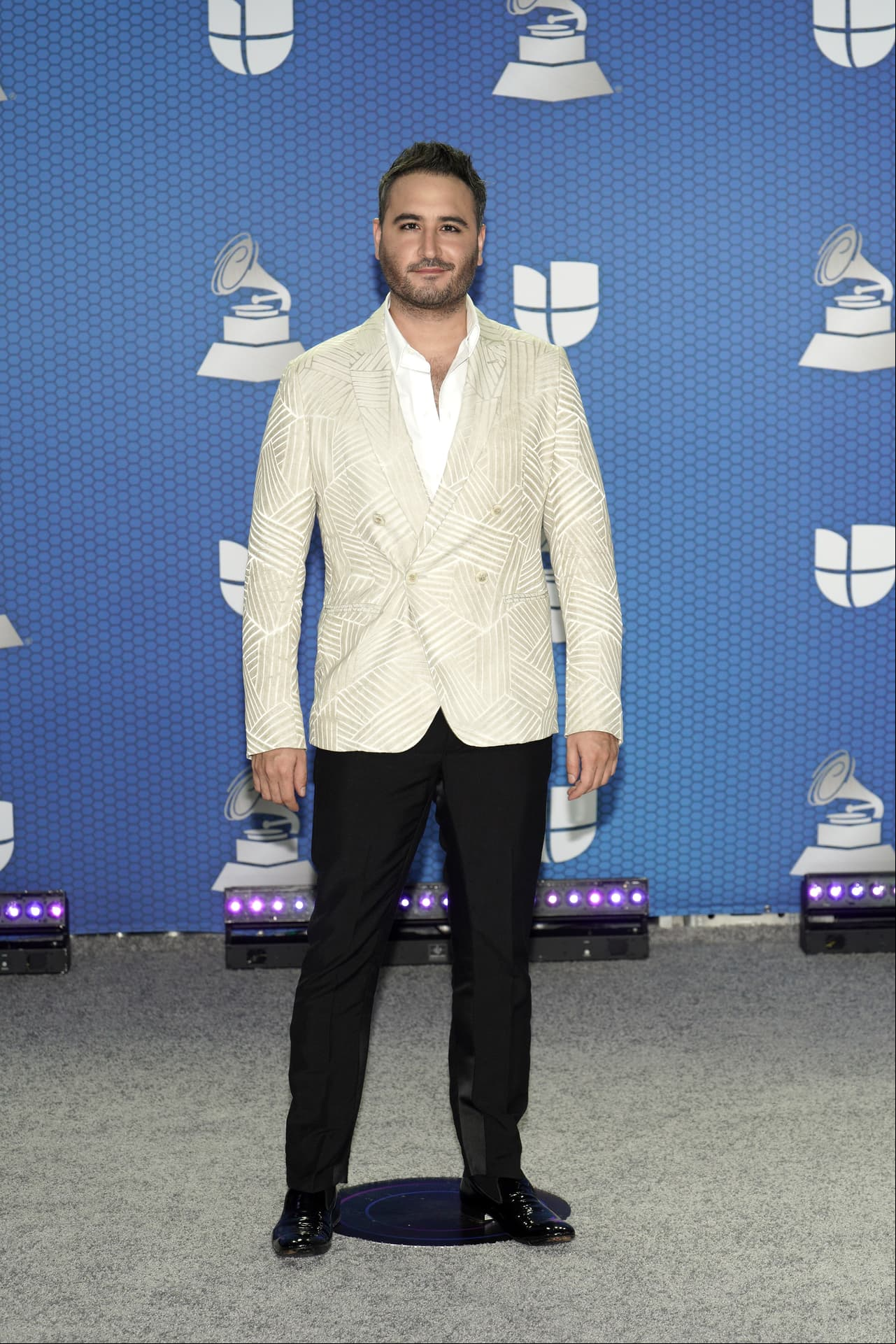 La primera pareja pública de la actriz fue el cantante Jesús Navarro, vocalista de Reik, y con quien se sabe que tuvo un corto romance entre el año 2006 y 2007. Sin embargo, no fue hasta julio de 2020, que Derbez dio detalles en un episodio de su podcast 'La Magia del Caos'.