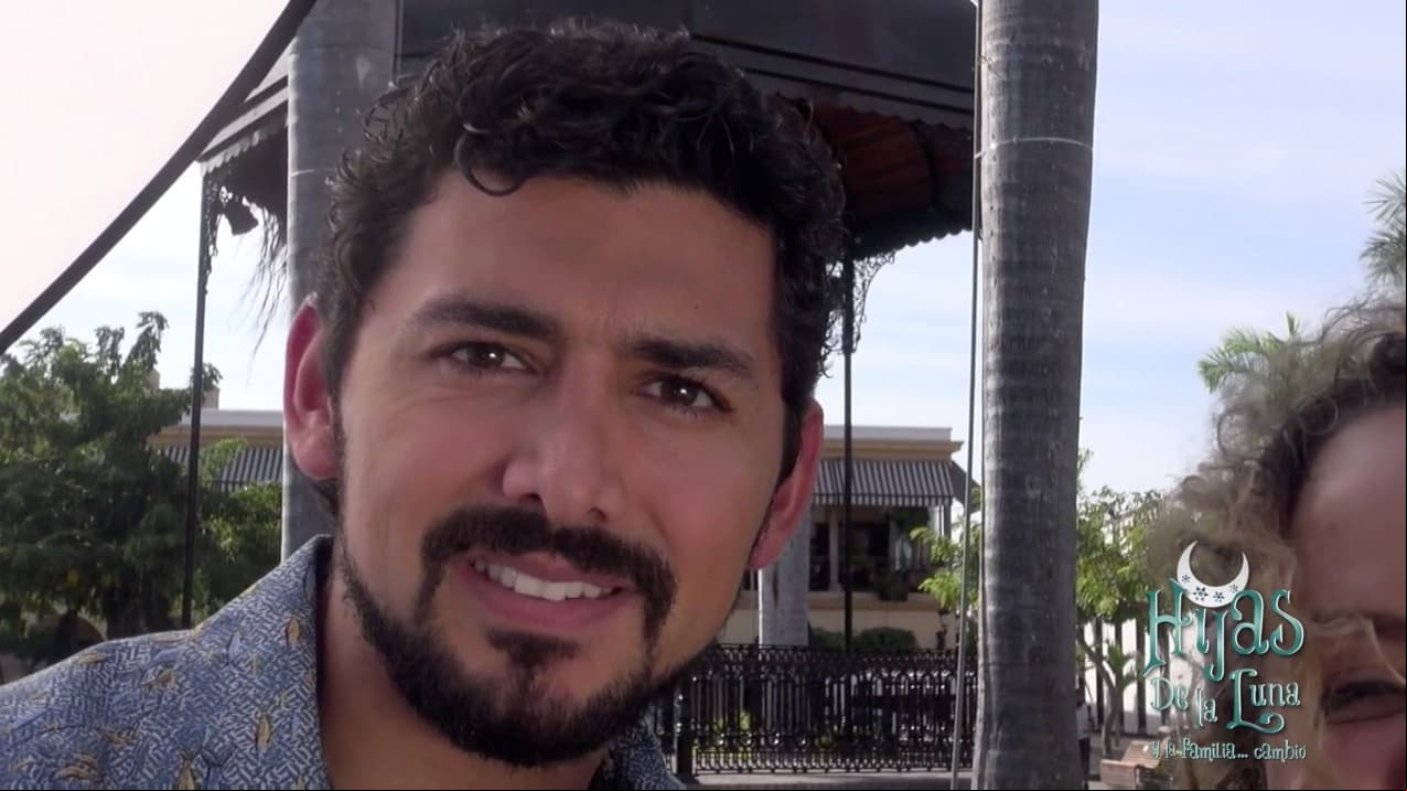Miguel Martínez es un metiche en Hijas de la luna
