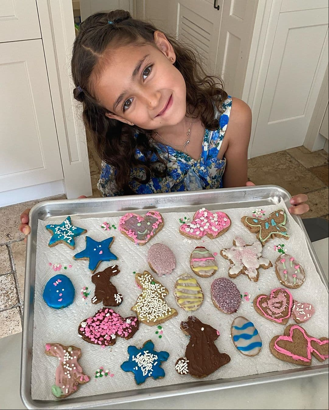 Jacqueline Bracamontes ayudó a su hija Jacky a cocinar unas ricas galletas decoradas de color para la Pascua.