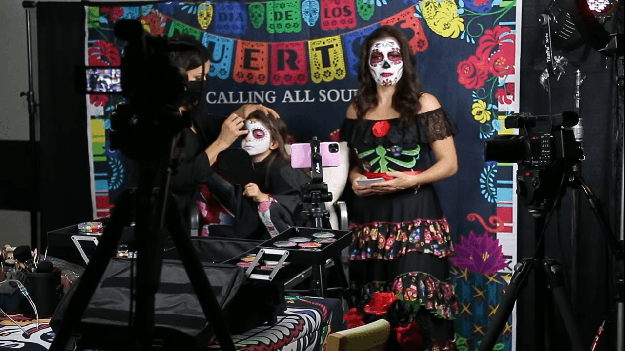 La vocalista de Sentidos Opuestos detalló que por primera vez, desde que viven en Los Ángeles, pusieron una ofrenda y decidieron convertirse en Catrinas para preservar la tradición mexicana.