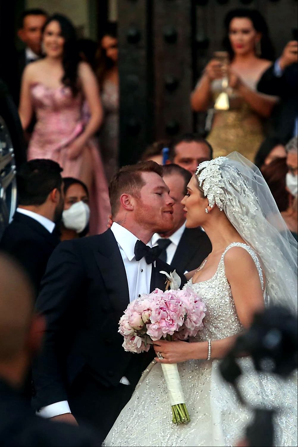 Esposa de Canelo Álvarez causa revuelo al presumir vientre de impacto en traje de baño