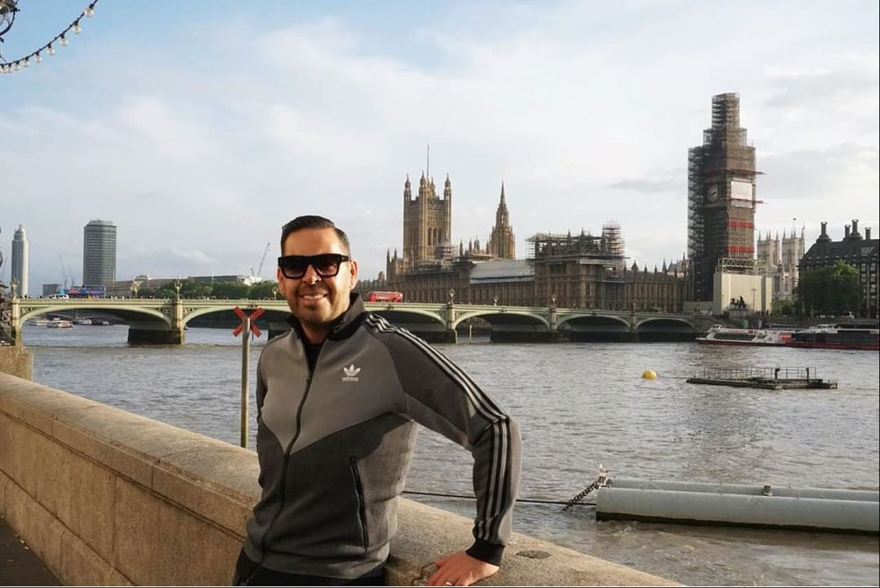 Jorge D'Alessio celebra su cumpleaños bañándose en champagne