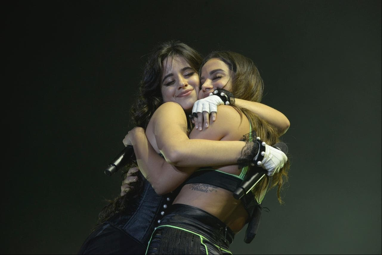 Camila Cabello invitó a Anitta a su concierto en Sao Paulo donde se fundieron en un abrazo e interpretaron juntas ‘Paradinha’ y ‘Real Friends’.