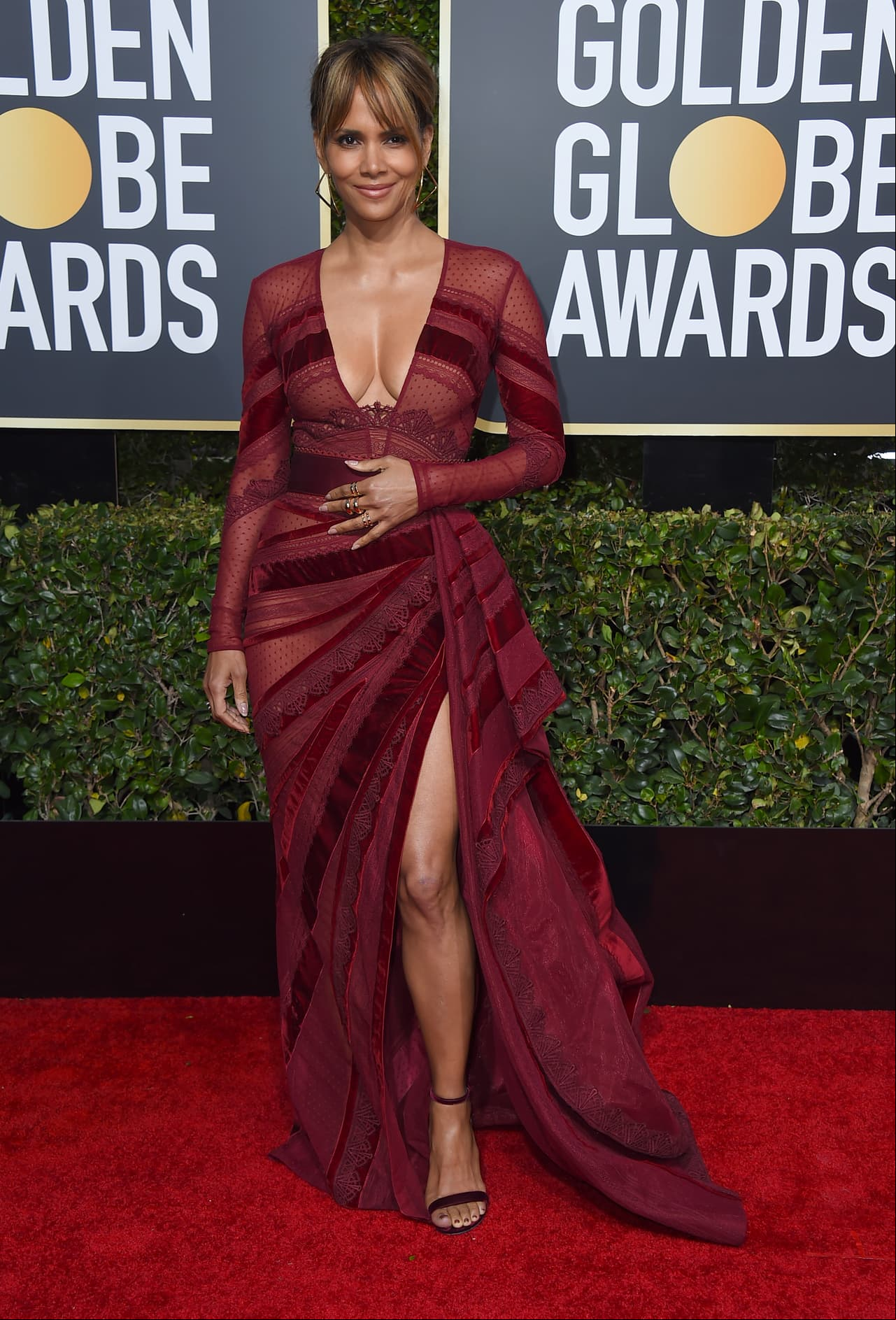 Halle Berry portó uno de los escotes más llamativos de la noche. La actriz lució un vestido en color vino ajustado, escotado y con transparencias