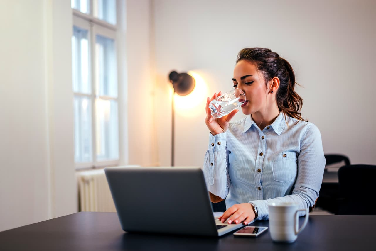 1. Toma agua. Mantenerte hidratada no solo beneficia tu piel y tu cabello, también vuelve tus uñas más fuertes. Recuerda que lo ideal es tomar dos litros diariamente.