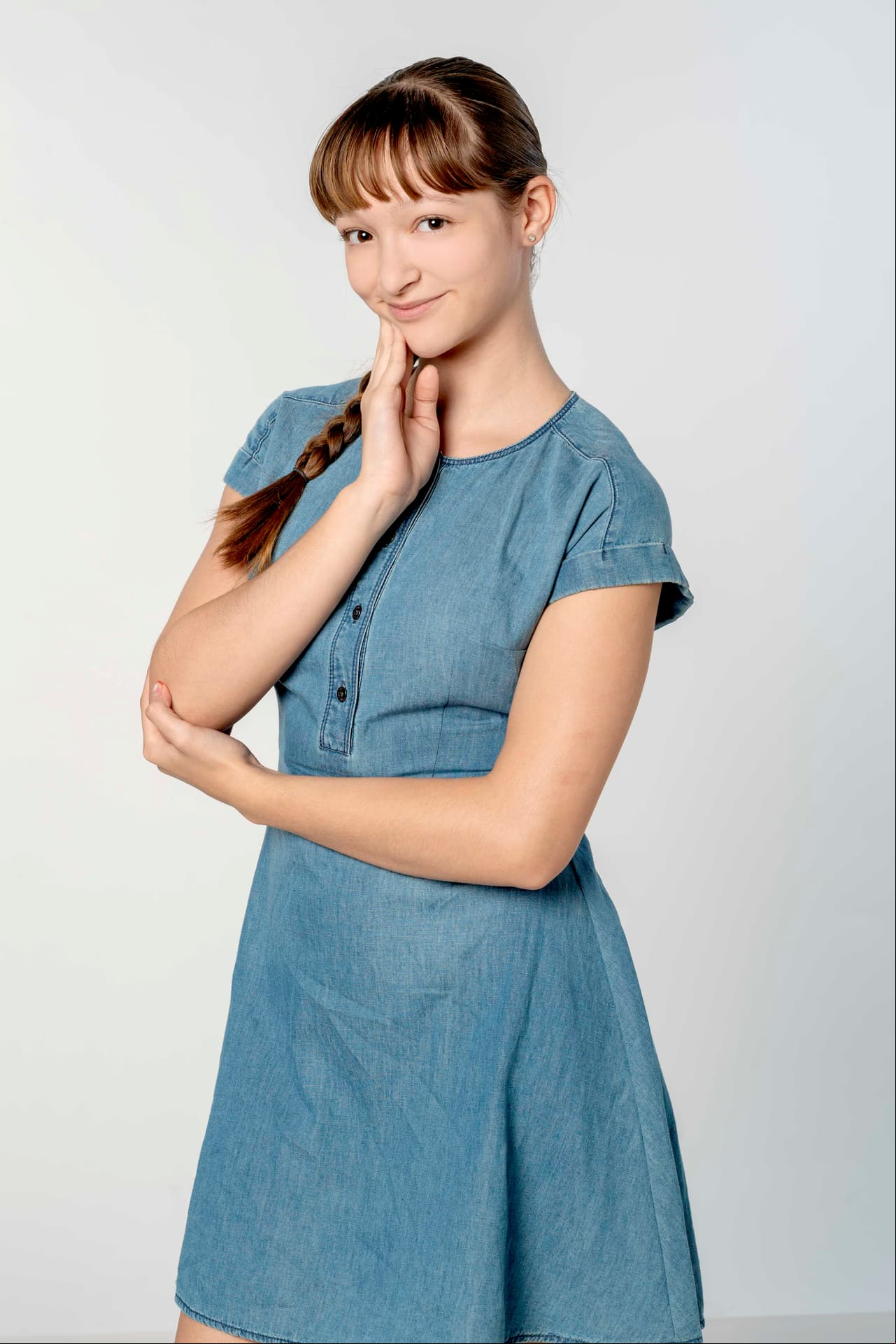 Sofía Quiroga (Sofia Mariel): Tiene 13 años, es vivaracha y locuaz, sin pelos en la lengua. Quiere mucho a sus papás y su favorita es Elsa, a la que ira y adora.