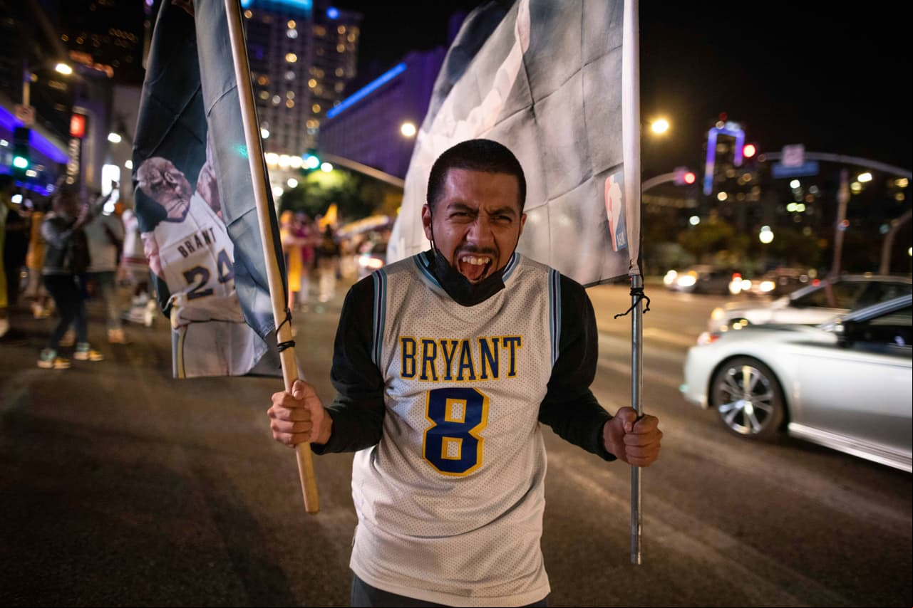 Sin importar las medidas sanitarias, fanáticos se reunieron para rendir tributo a su equipo tras 10 años de no ser campeón. Finalmente LeBron y compañía, consiguen un título más y se lo dedican a Kobe Bryant.