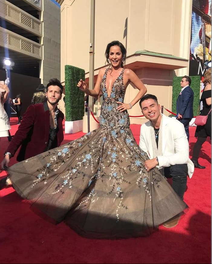 Sebastián Yatra, Carmen Villalobos y Reykon (FOTO: Instagram E! Latin America)