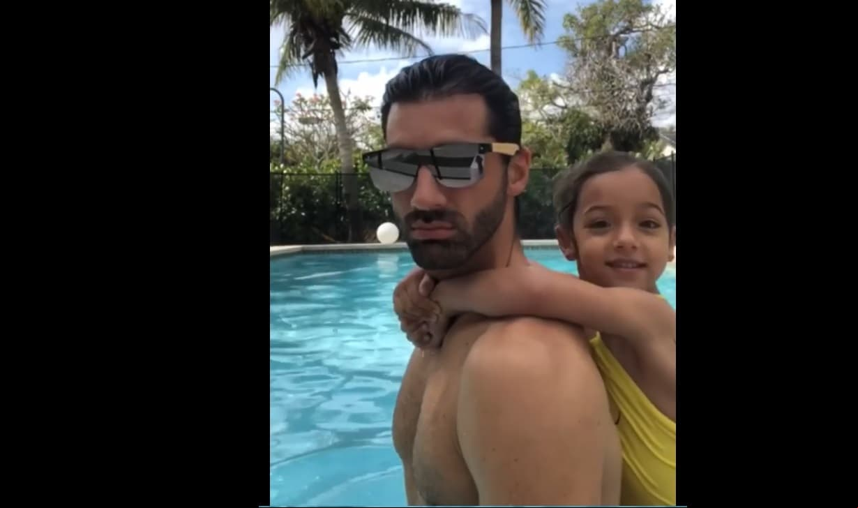 El jardín da paso a la impresionante alberca, donde Alaïa y Toni Costa pasan horas jugando y practicando sus lecciones de natación.