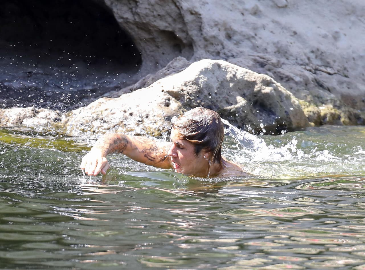 Bieber tomó tiempo para relajarse en el agua.