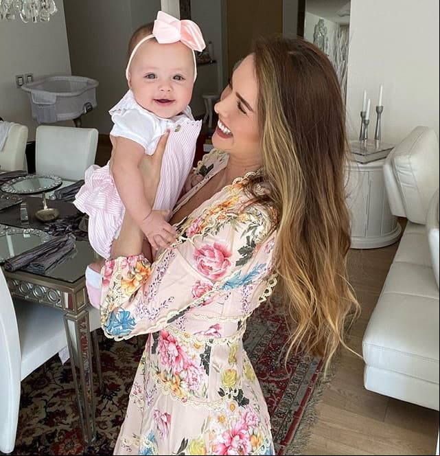 La tarde del domingo 12 de abril, Favela compartió una foto en su cuenta de Instagram para celebrar los seis meses de su pequeña hija. "¡Me has regalado los 6 meses más hermosos de mi vida! Te amo por siempre y para siempre", escribió la actriz.
