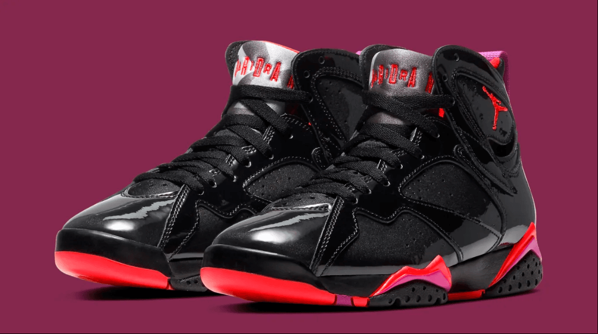 <b>Air Jordan VII</b>
<br>Fueron lanzados para la temporada 1991-92 y presentaba la tecnología ‘huarache’, que se usaría posteriormente en tenis exclusivos para Kobe Bryant y otros jugadores de la NBA. Jordan llevó, con estos tenis, al ‘Dream Team’ por la medalla olímpica de oro.