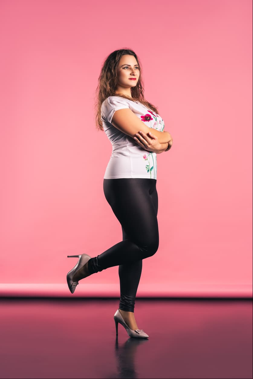 Leggins negros. Además de que se ajustan al cuerpo y son cómodos, son ideales para crear looks formales y casuales.