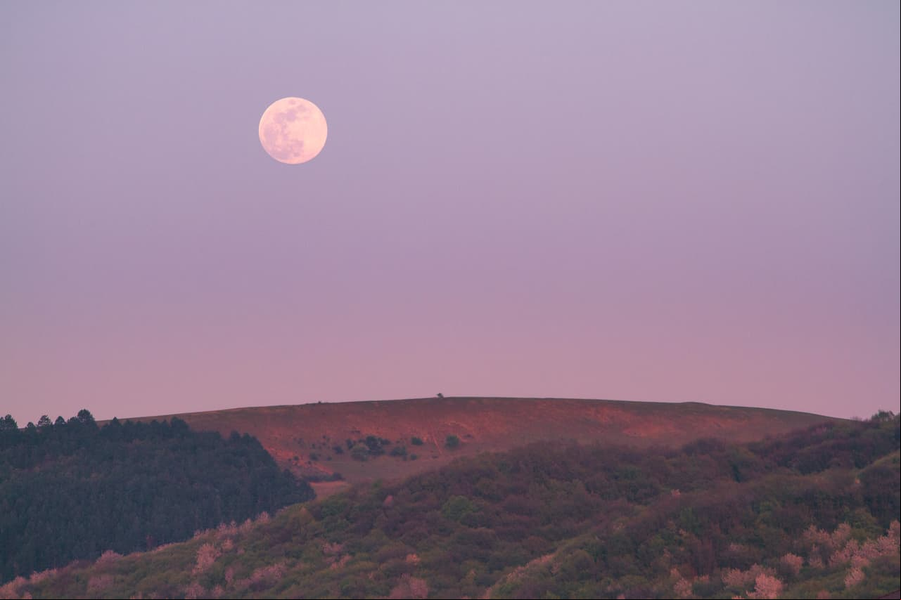 Hoy entra la Luna llena en Sagitario: te explicamos cómo afectará tu energía y qué rituales hacer para potenciarla