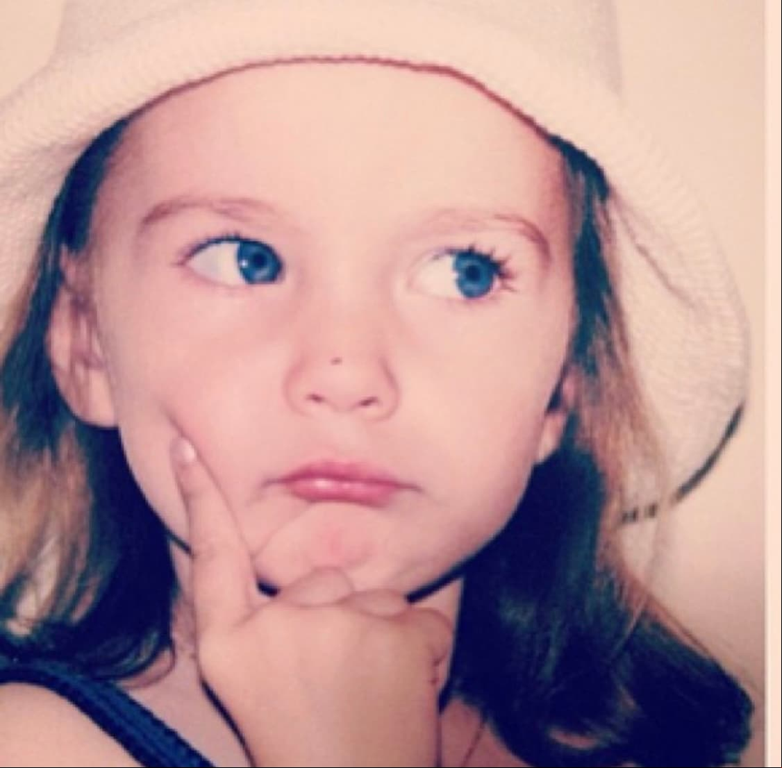 Mientras que de Isabella solo se conoce esta foto, la cual compartió Alejandro hace algunos años y fue sumamente halagada por sus seguidores, quienes, incluso, aseguraron que es idéntica a Marcela Basteri, su madre.