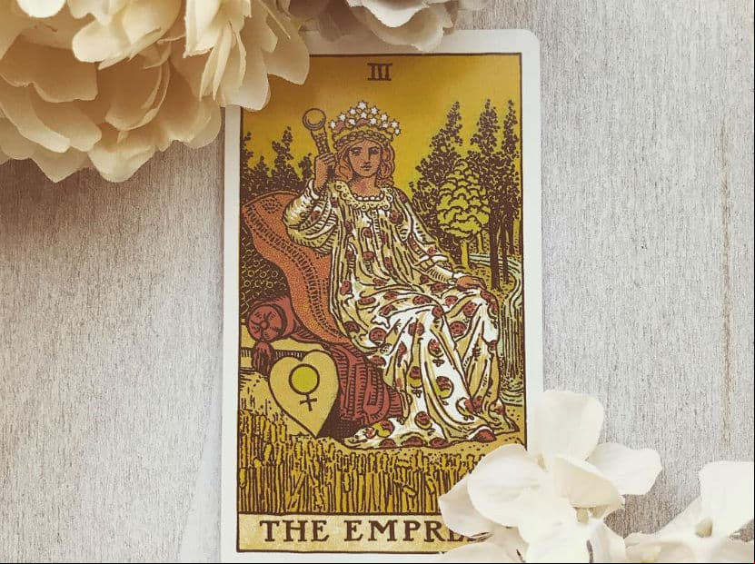 La Emperatriz. Es la armonía entre el espíritu, la mente, el equilibrio y la emotividad. La maternidad, la feminidad, la sensualidad, la afectividad