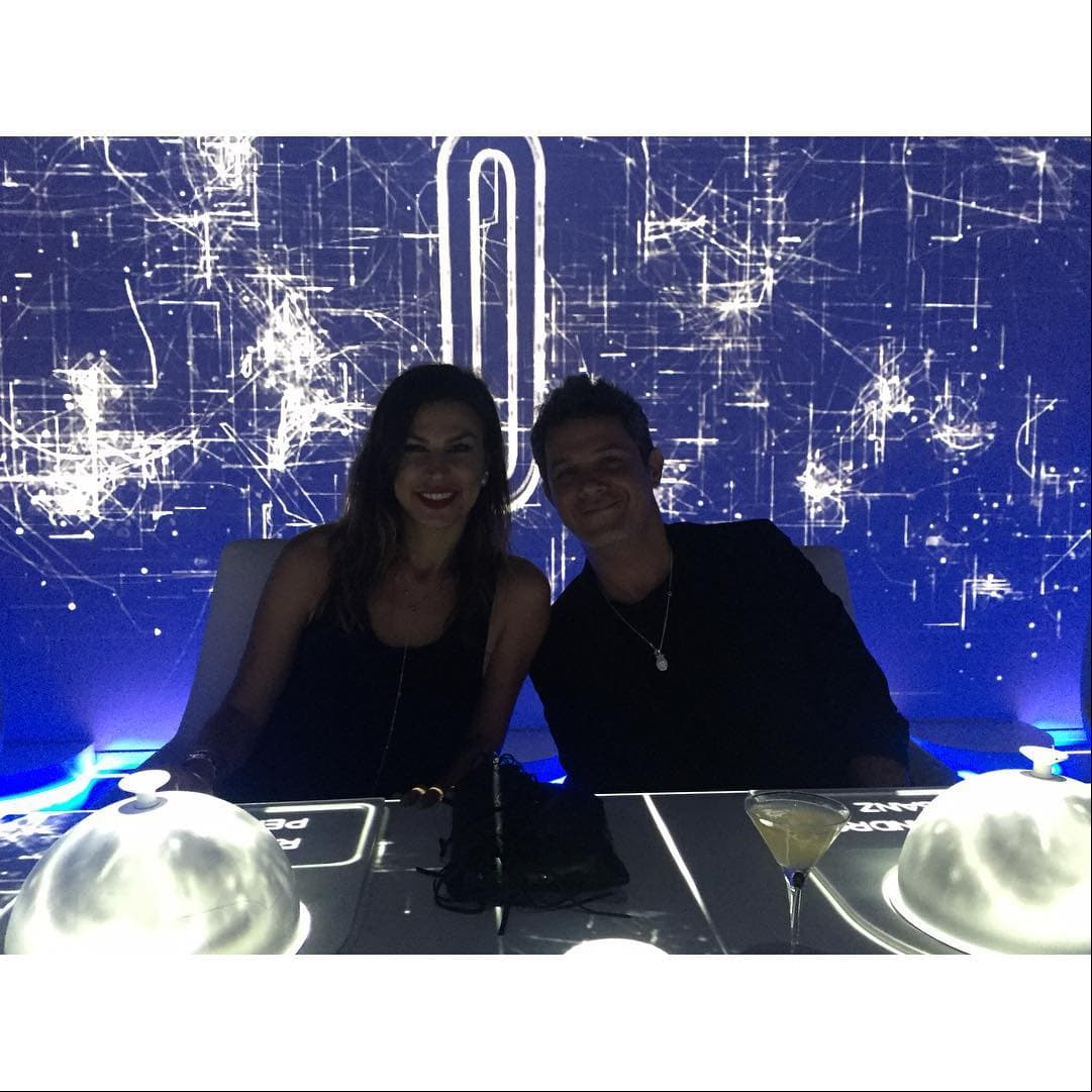 Alejandro Sanz y Raquel Perera se conocieron cuando ella trabajaba como la asistente personal del intérprete español, según el portal El mundo.