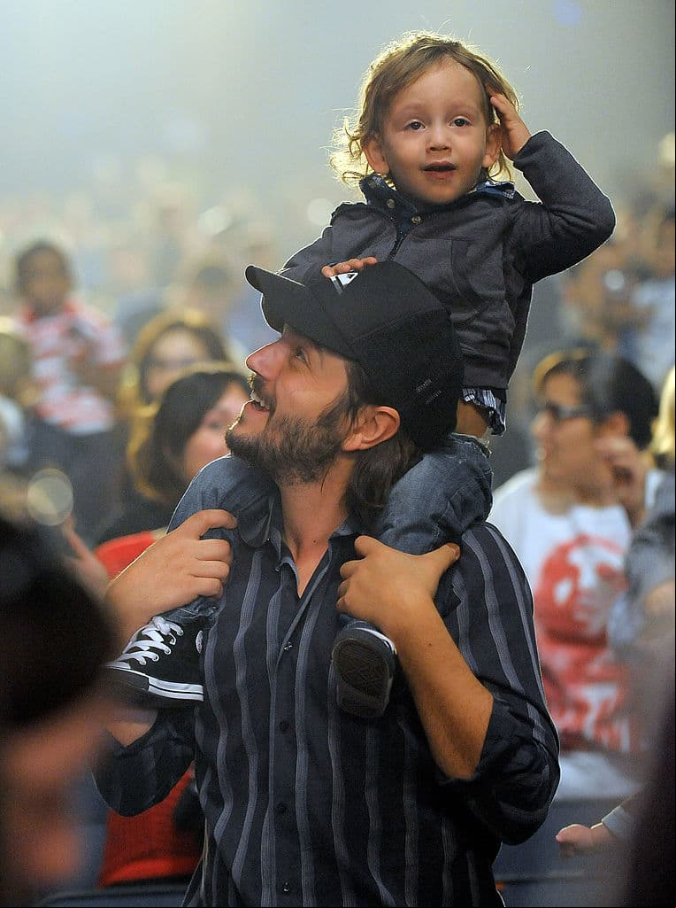 En una reunión con la prensa, Diego Luna habló sobre cuáles serían las enseñanzas que le daría a su pequeño. “Queremos acercarlo a la música, a las artes en general, en eso pienso mucho, en darle a mi hijo lo que creo que deberían de tener todos en este país, lucho y trabajo para ellos”, dijo.