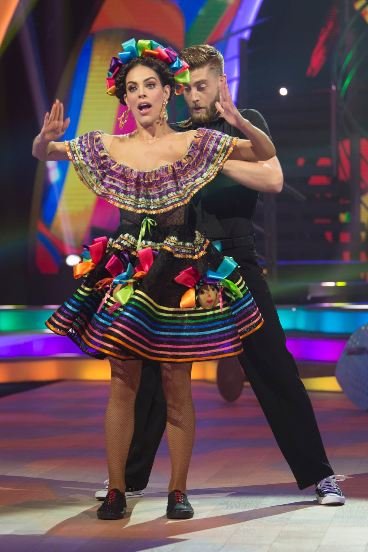 Abriendo el tercer duelo, llega una hermosa muñeca a la pista de Mira Quién Baila, Sara Corrales baila hoy al ritmo de "Caray"