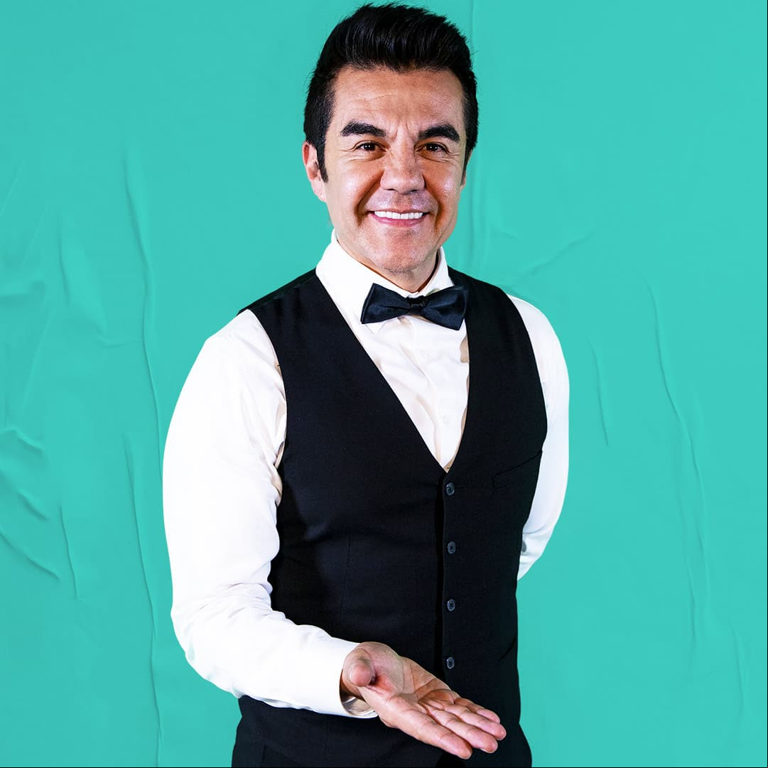 Interpretado por Adrián Uribe, 'Antonio Cortés Molina', mejor conocido como "Toño", es mesero de un pequeño restaurante del mercado Buenaventura. Apasionado del fútbol y amante de las mujeres.