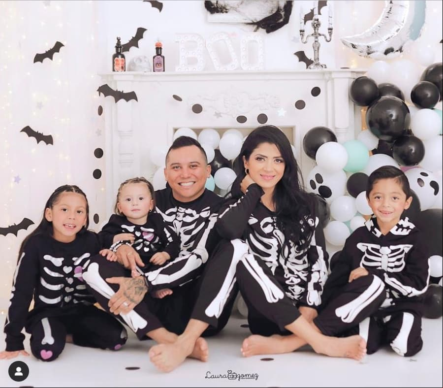 Edwin Luna y Kimberly Flores posaron en compañía de sus hijos con mamelucos de esqueletos para esta fecha especial.