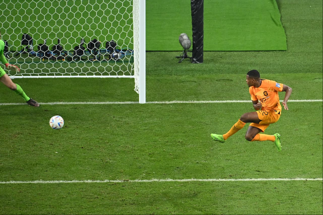 Países Bajos 3-1 Estados Unidos: Dumfries repartió par de asistencias y anotó un gol para sellar el boleto a los Cuartos de Final para la Oranje.