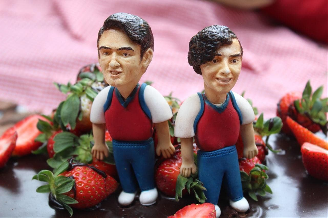 En la cita especial, dentro del pastel de chocolate, Aris colocó figuras idénticas a ellos y fue un gran detalle digno de recordar siempre.