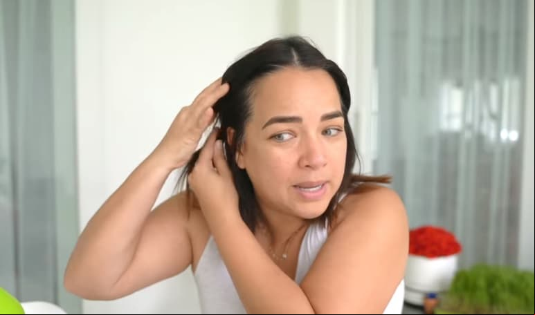 La actriz compartió parte del proceso que ella sola hizo en casa para acabar con las canas.