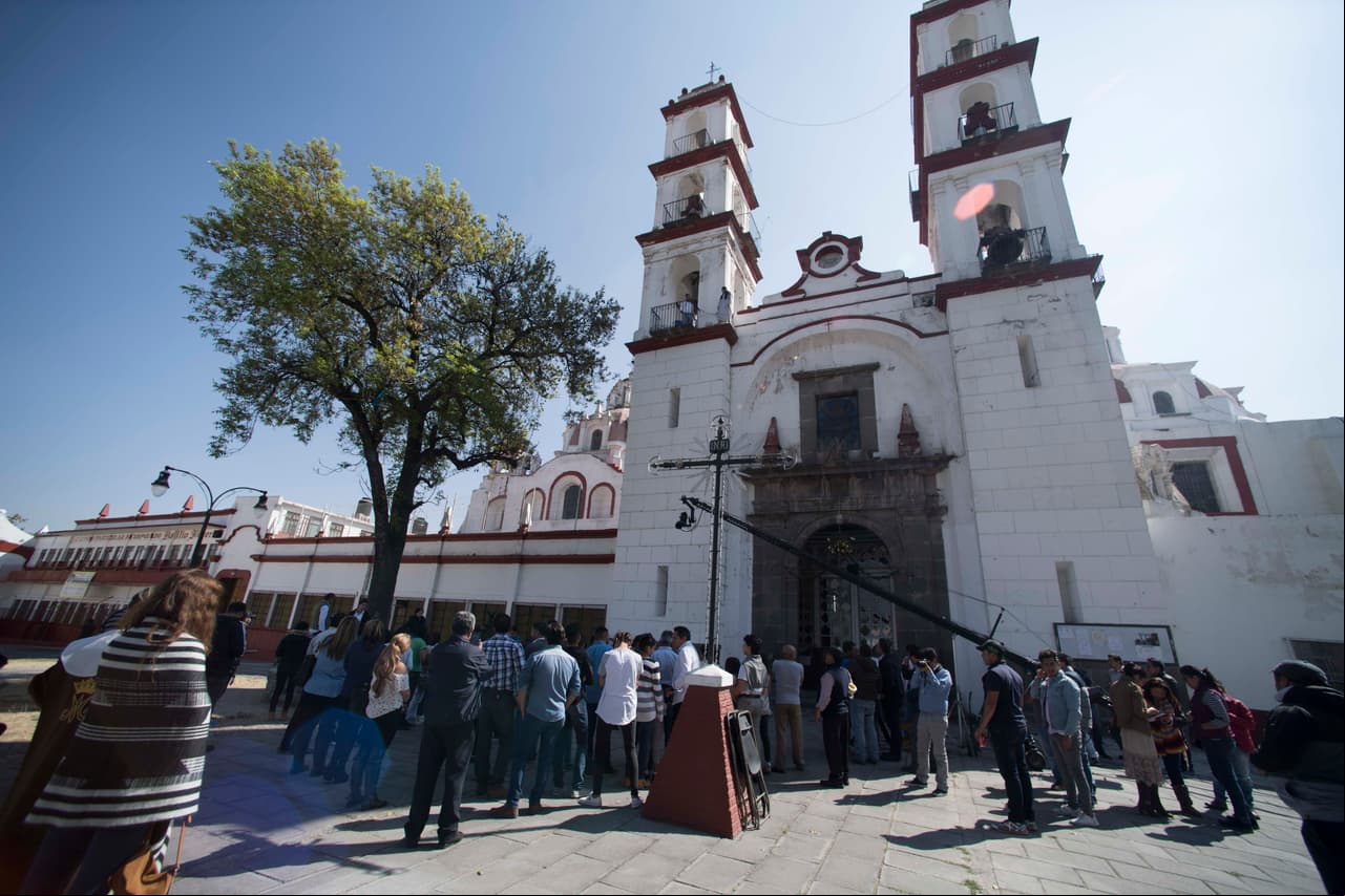 Sebastián y Juana Victoria estaban a punto de encontrar a otra de sus hermanas, pero nunca imaginaron que sería en lo alto de un campanario. Esta escena se realizó en Puebla...