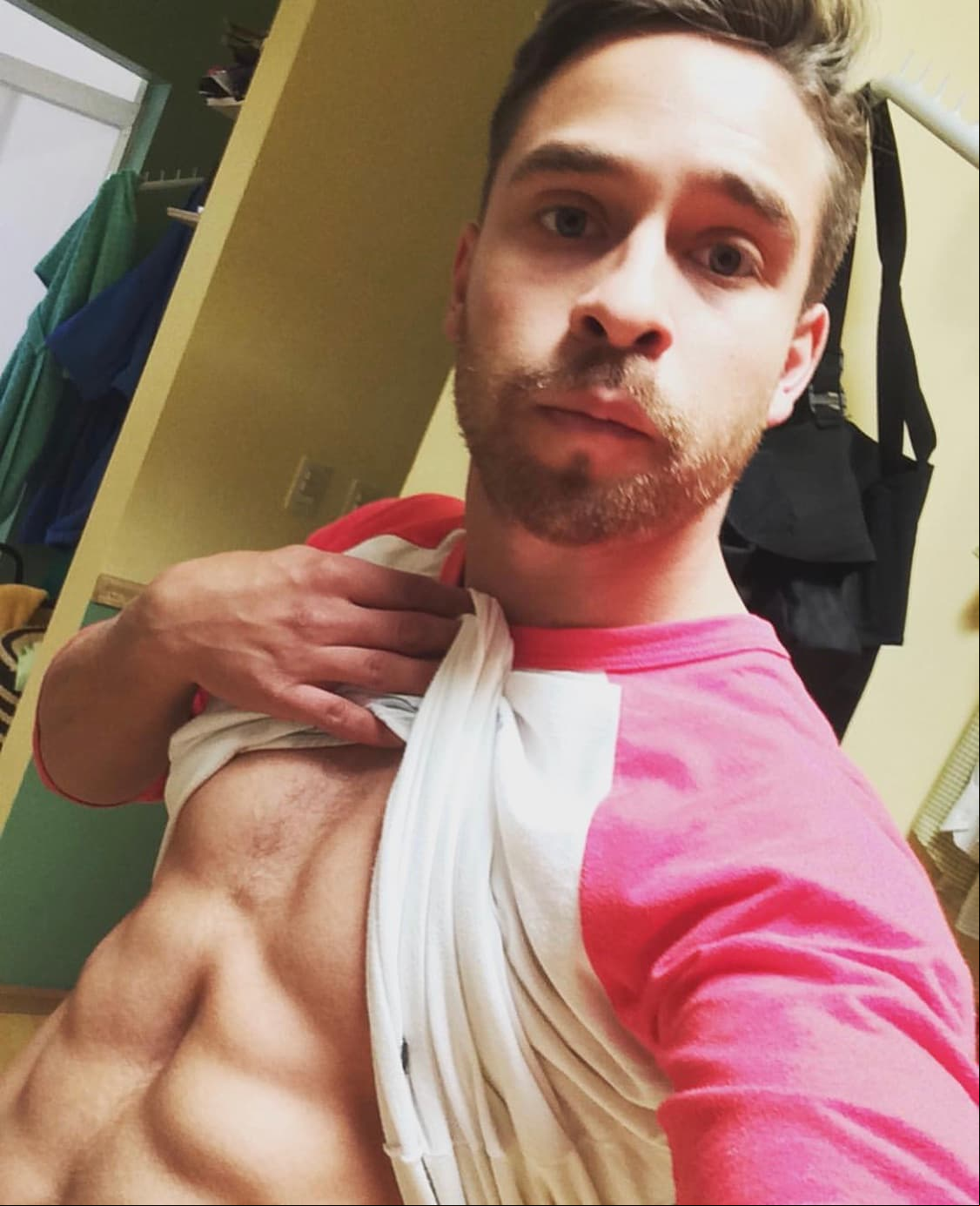 Sin embargo, a diferencia de su famoso padre, Diego no siguió sus pasos en la actuación y ha forjado una carrera como entrenador personal y especialista en nutrición.