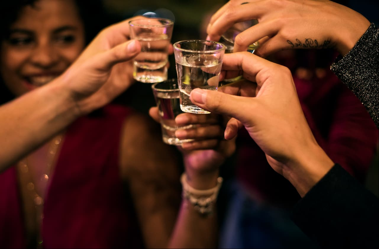 Alcohol. Consumir este tipo de bebidas evita que el cuerpo absorba minerales como el zinc, elemento fundamental para la formación de queratina y colágeno. Además, podría causar alopecia.