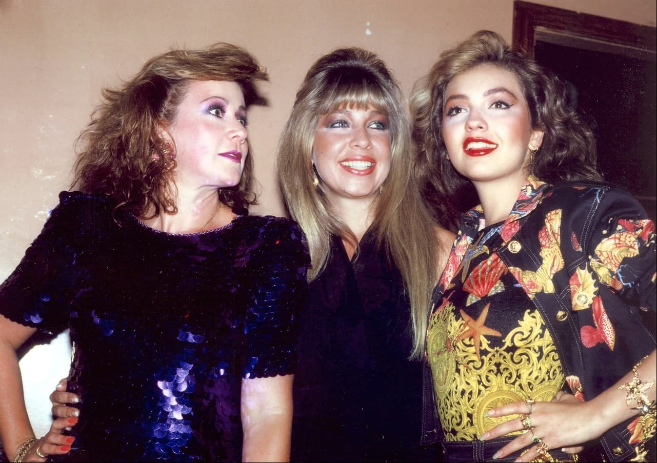 Y es que, probablemente hayas escuchado de Laura Zapata y, por supuesto, de Thalía, sin embargo, la familia se compone por tres mujeres más, conformado un total de cinco hermanas.