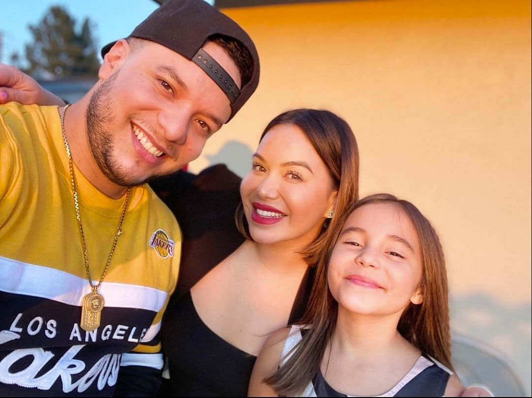 En entrevista a ‘Sale el sol’, Lorenzo confesó que Chiquis y Victoria tienen una gran relación y que incluso la niña le habla más a su esposa que a él. “(Se llevan) perfectamente vien, creo que se textran más entre ellas que conmigo, con su papá”, dijo.