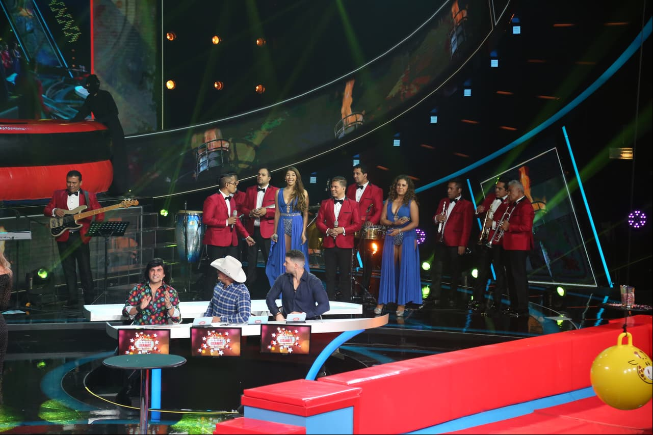 ¡La Sonora Dinamita! Quien nos deleitó, y puso a bailar, con sus grandes temas musicales.