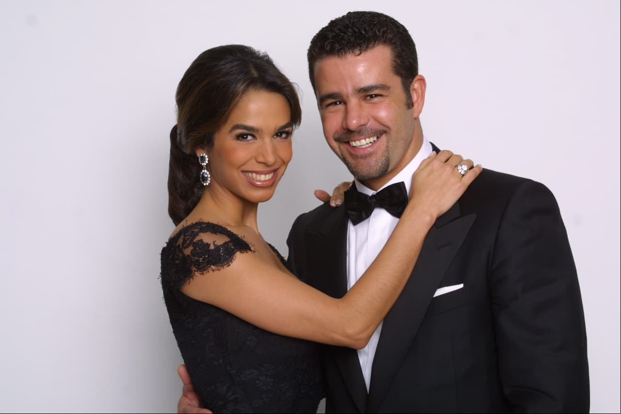 Bibi Gaytán y Eduardo Capetillo llevan casados más de 25 años. Precisamente, en julio de 2019 celebraron sus bodas de plata en compañía de sus cinco hijos: Eduardo jr., Ana Paula, Alejandra, Manuel y Daniel.
