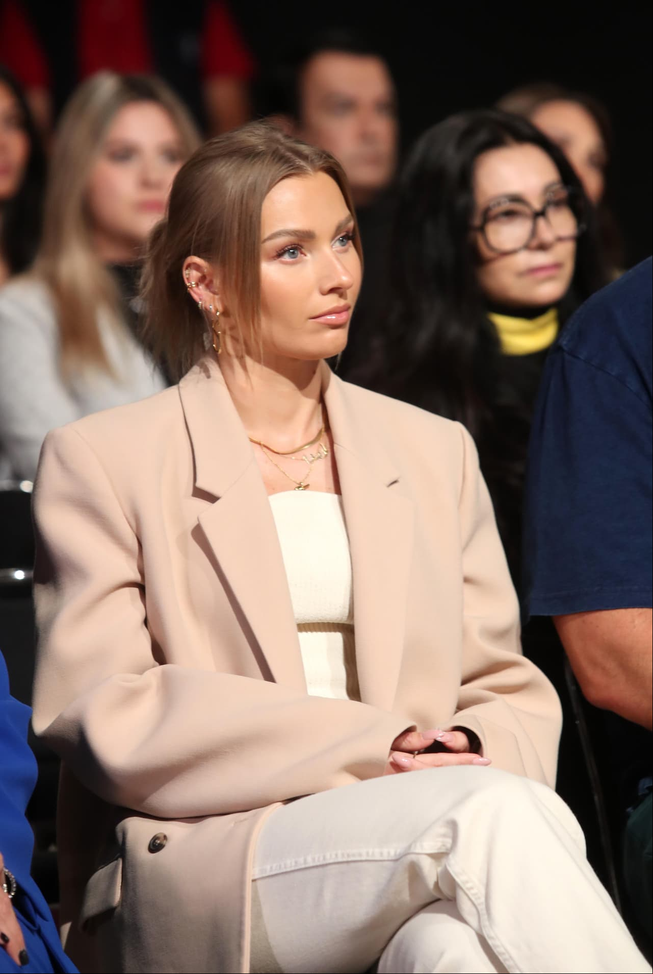 Irina Baeva escuchaba atenta las palabras del sacerdote para bendecir esta gran historia.