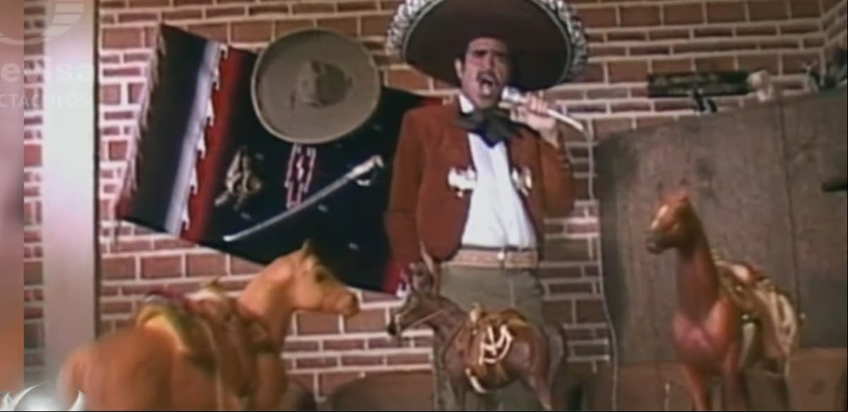 Tiene molino, lago artificial, restaurante, establos, canal de riego y una tienda en la que venden ropa y rios de la charrería, por lo que es considerada la tienda vaquera más grande de México.