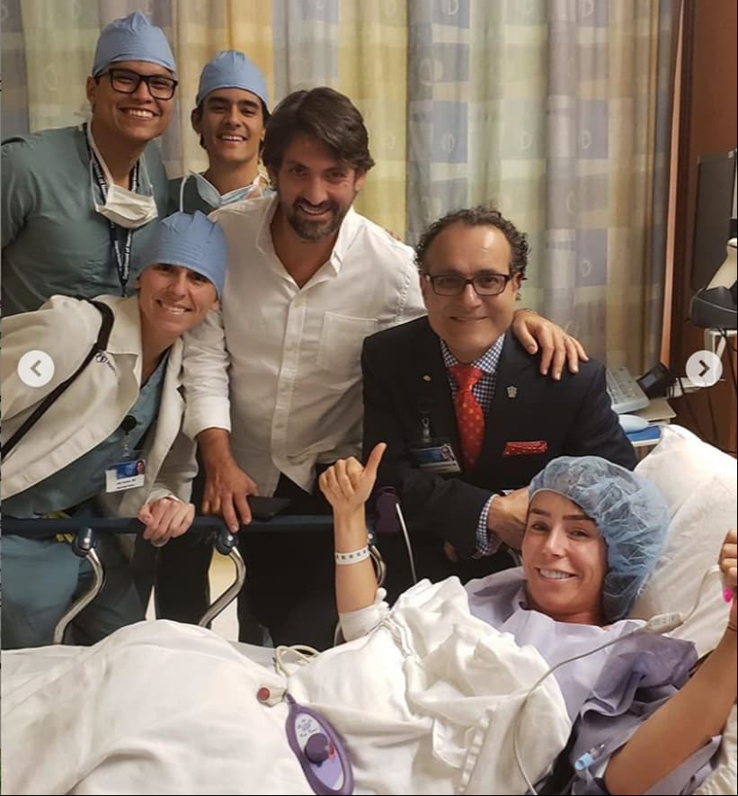 La conductora del reality show ‘Familias frente al fuego’ reveló que el doctor Alfredo Quiñones Hinojosa y su equipo se encargaron de hacer la cirugía, por ello no dudó en compartir unas fotos antes de entrar al quirófano en su compañía. “Siempre con buena actitud y en manos de Dios”, expresó.