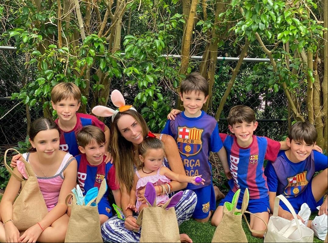 Inés Gómez Mont disfrutó del día en compañía de todos sus hijos, quienes recolectaron huevos de Pascua en costales.