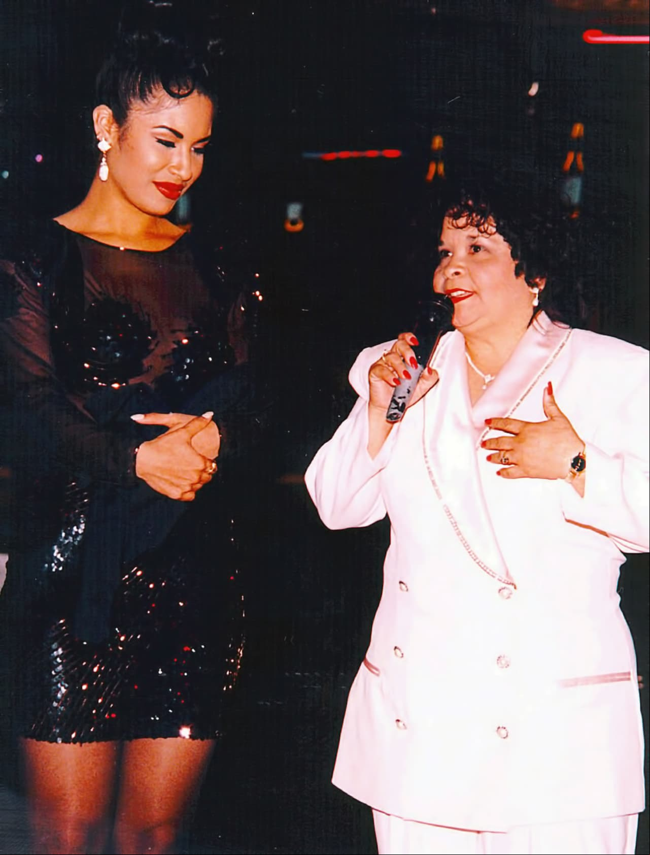 Yolanda Saldívar le disparó por la espalda.