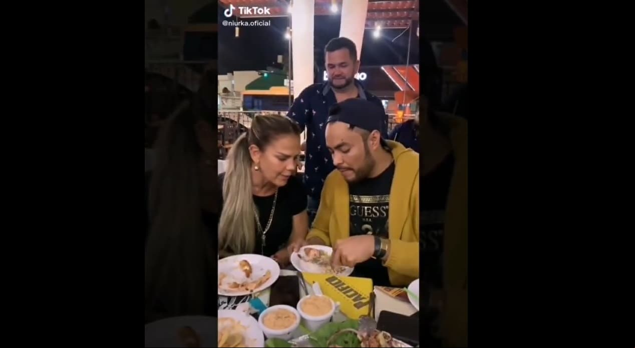 La pareja, que ya se deja ver muy cariñosa y activa en sus respectivas redes sociales, se conoció hace unos días en Mazatlán donde rodaron el video musical del tema que hizo famoso Enrique Iglesias, "Por amarte".