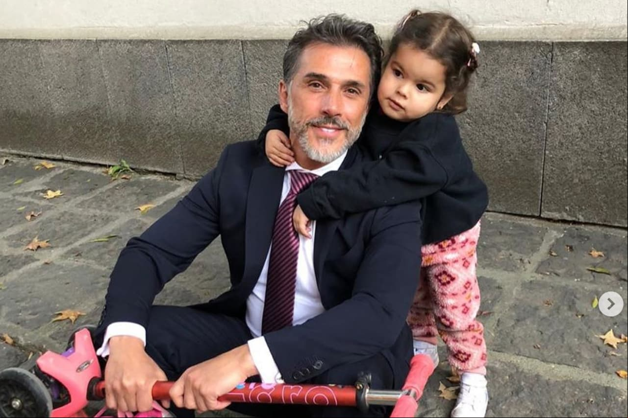 Desde su nacimiento, el exintegrante de Garibaldi se ha mantenido muy cercano a Mila, quien en noviembre de 2020 celebró cuatro años en una espectacular fiesta a la que acudió también la actriz Bárbara Mori, expareja de Mayer y con quien recibió a Sergio Jr. a final de la década de 1990.