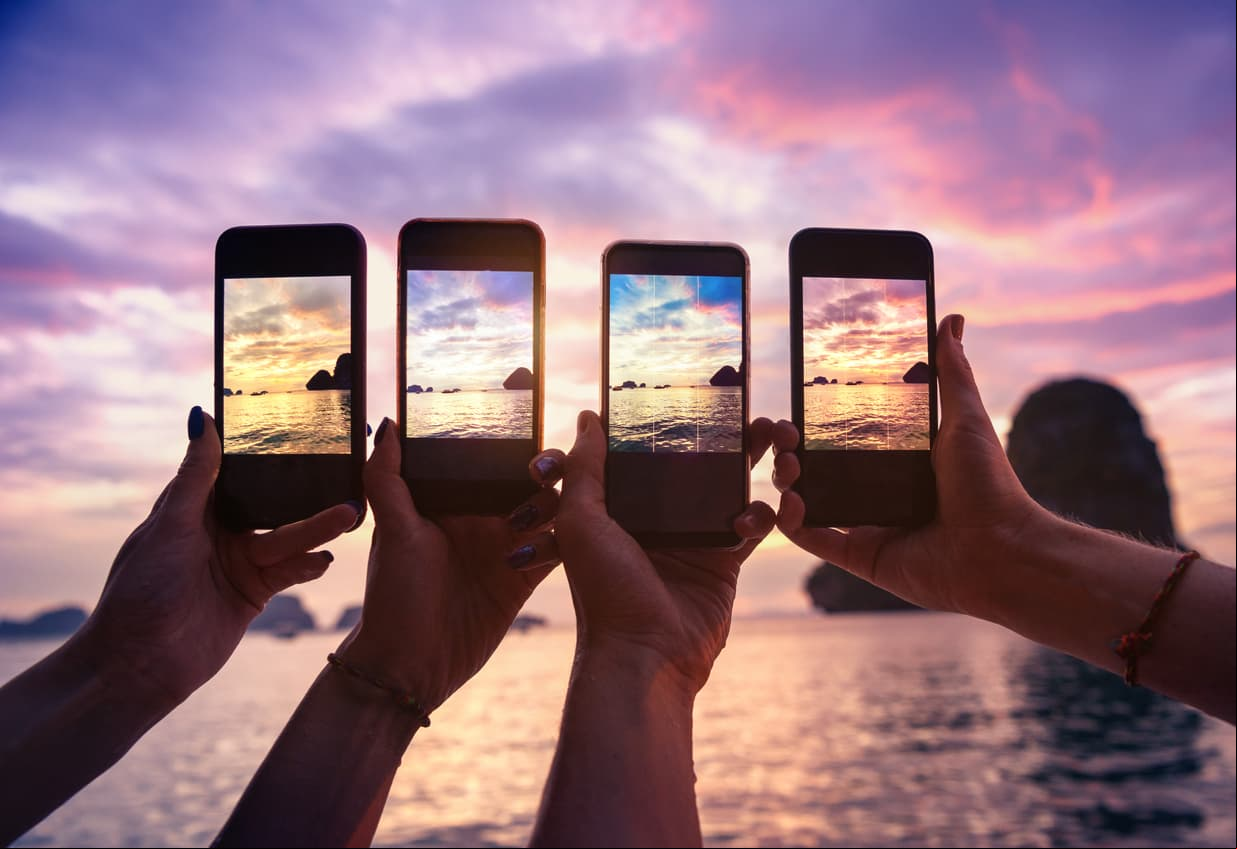Cursos Otras opciones son los cursos donde aprendes muchas actividades, así como en el sitio web Domestika. Si lo tuyo son las redes sociales existe un curso para aprender a tomar fotos con el teléfono celular y así sacar tu lado creativo. De igual manera, hay otros cursos para manejar las redes sociales, aprender a dibujar o, incluso, los métodos para lanzar tu propio negocio online.