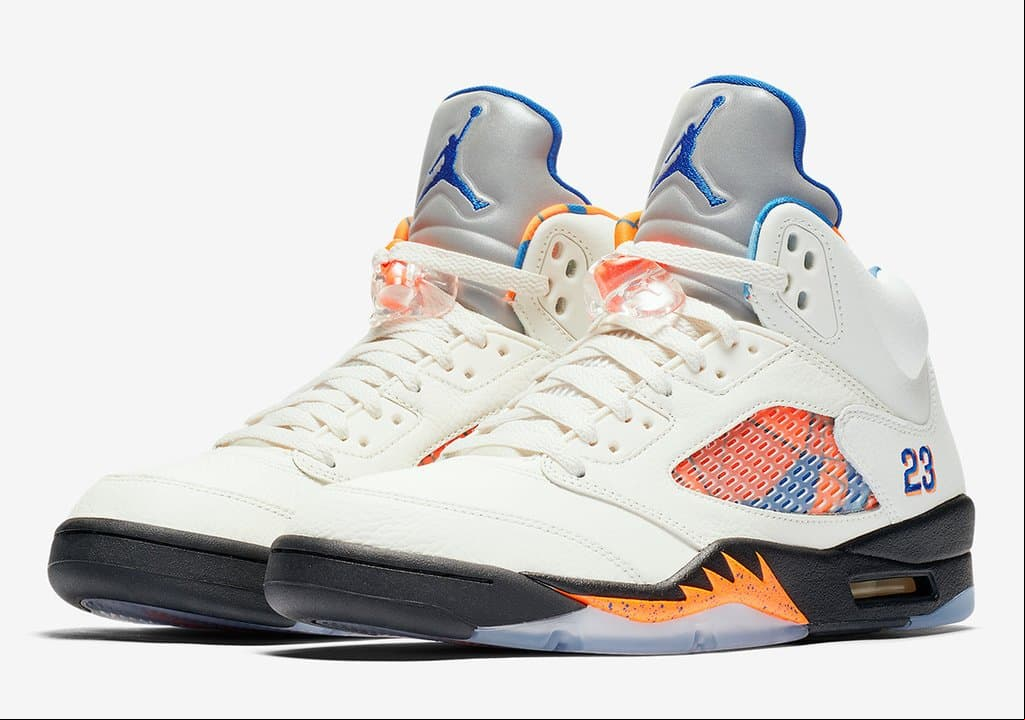 <b>Air Jordan V</b>
<br>Este tenis estuvo inspirado en el avión de combate Mustang de la Segunda Guerra Mundial y son uno de los mejores fabricados. Fueron los primeros Jordan en mostrar la suela transparente y que marcaría tendencia con el paso de los años.