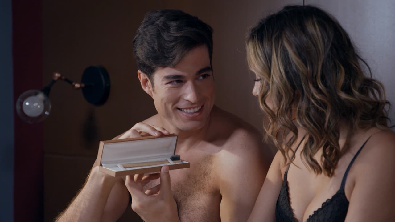Por otro lado, Danilo nos dejó ver su abdomen plano en dos ocasiones: una cuando 'Álvaro' está en la cama con 'Samantha'...
