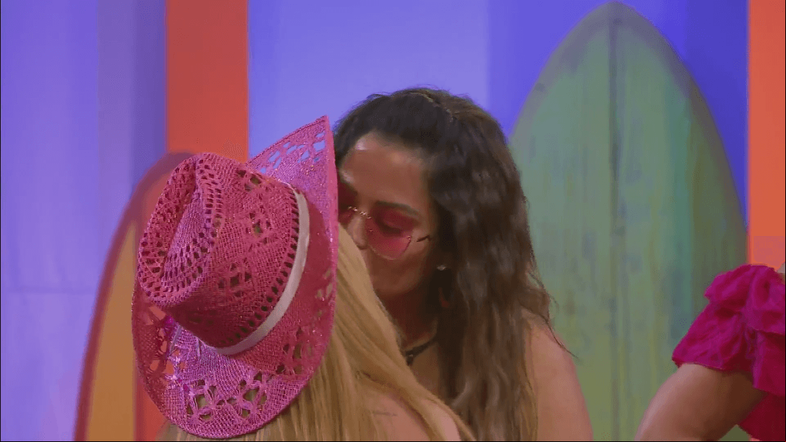 Briggitte Bozzo besa a Mariana Echeverría