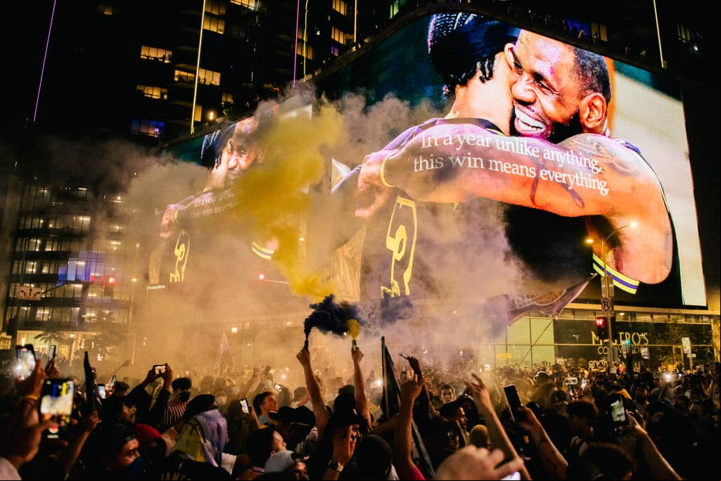 Sin importar las medidas sanitarias, fanáticos se reunieron para rendir tributo a su equipo tras 10 años de no ser campeón. Finalmente LeBron y compañía, consiguen un título más y se lo dedican a Kobe Bryant.